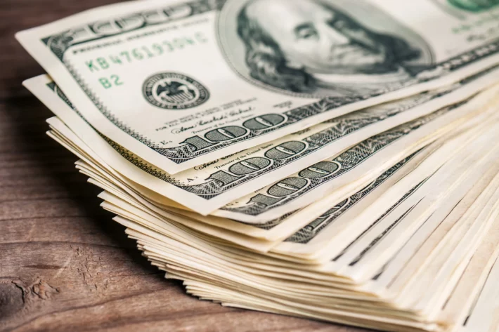 Imagem ilustrativa da imagem Dólar inicia a  semana em queda  e fecha a R$ 5,56