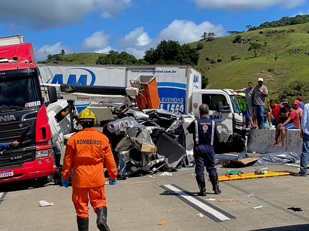Veículo ficou destruído em acidente na BR-101