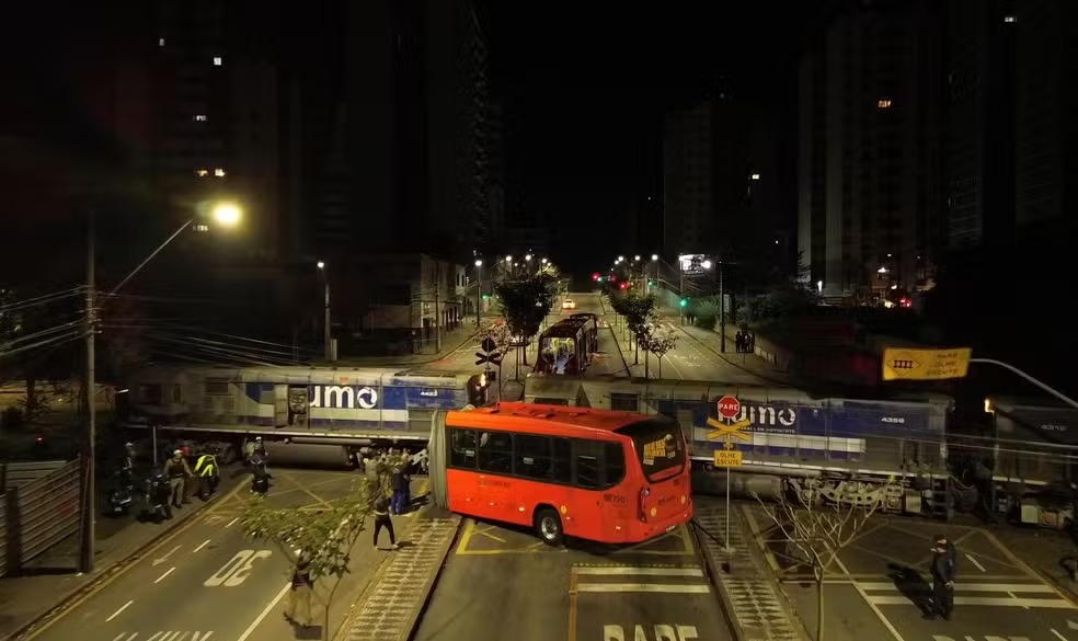 Imagem ilustrativa da imagem Ônibus biarticulado parte ao meio após colisão com trem em Curitiba