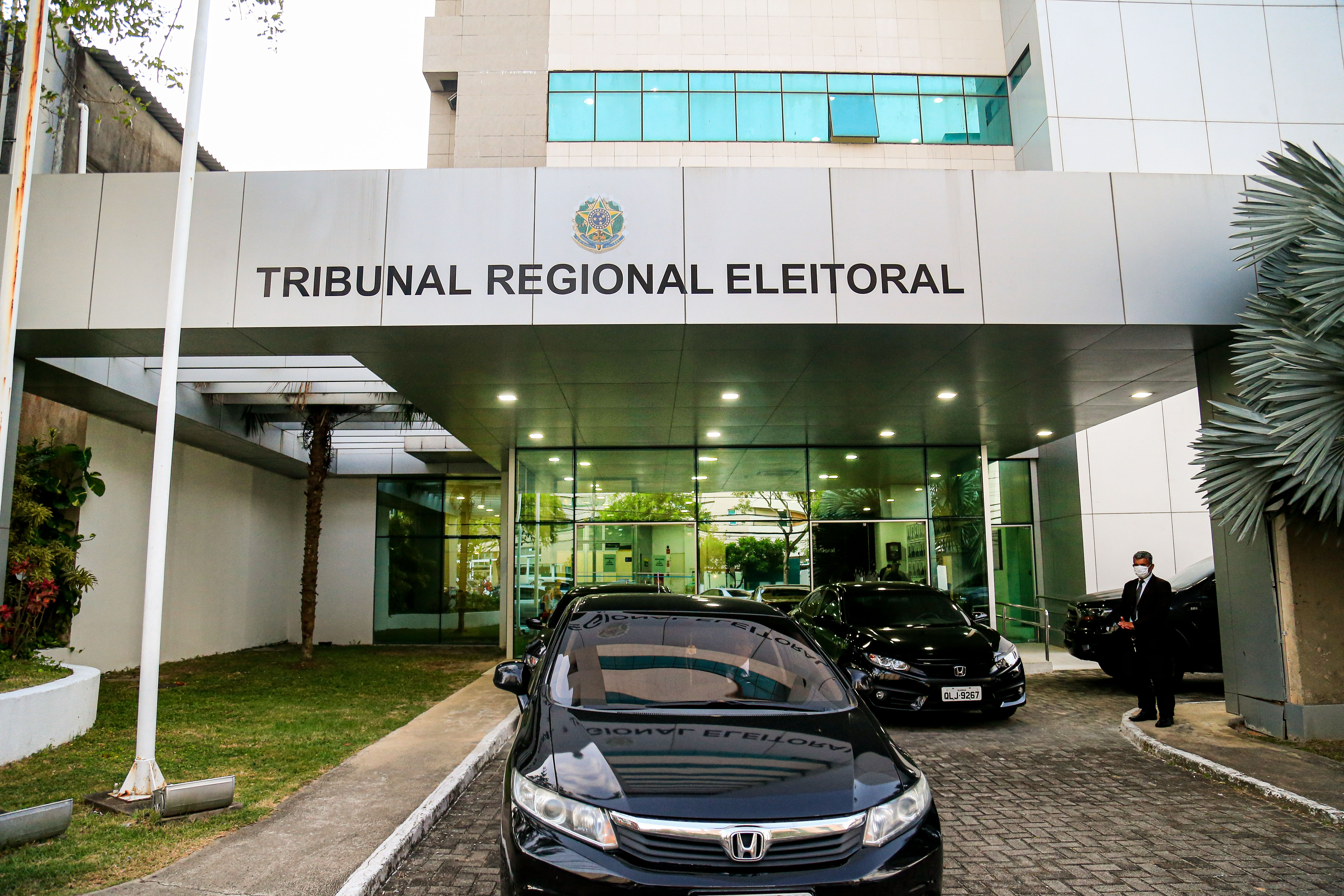 O Tribunal Regional Eleitoral de Alagoas (TRE-AL) retomou, nesta segunda-feira (21), o julgamento