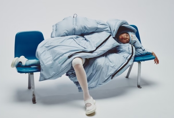 “Traje do sono” usa tecnologia para facilitar dormir em qualquer lugar imagem