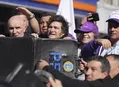 Manifestantes jogam pedras e garrafas em caravana de Milei