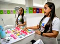 Xô piolhos e preconceito: empreendedora cria salão especializado em acabar com parasitas