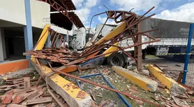 Carreta desgovernada invade escola pública recém-inaugurada
