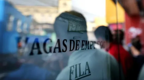 Desemprego no Brasil cai para 5,6% em julho, menor patamar da história - Imagem