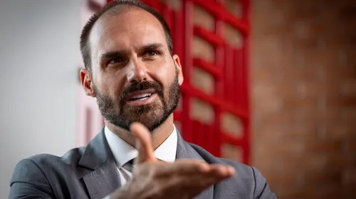 Eduardo Bolsonaro diz querer ser candidato em 2026 se Jair não puder - Imagem