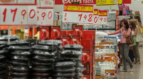 Juro médio cobrado das famílias sobe a 64% em junho, o maior em quase 10 anos - Imagem