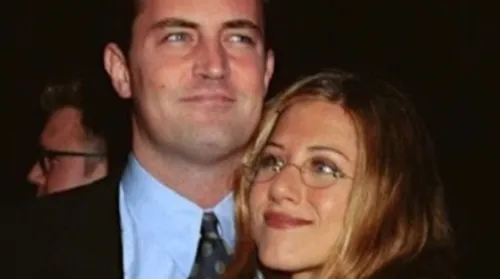 Jennifer Aniston diz que luto por Matthew Perry começou antes da morte - Imagem
