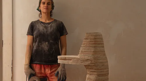 Lyara Cavalcanti, a artista alagoana que entalha sua história na madeira - Imagem