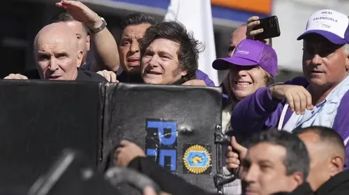 Manifestantes jogam pedras e garrafas em caravana de Milei - Imagem