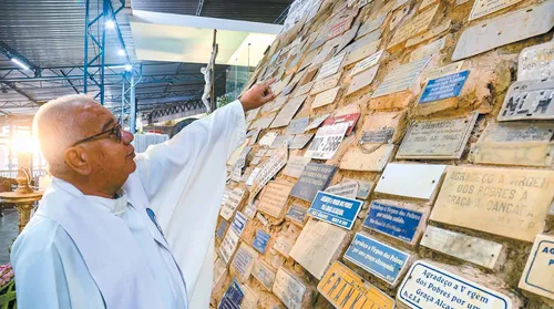 O mural de milagres do Santuário Virgem dos Pobres - Imagem