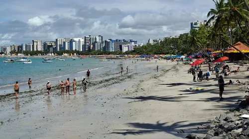 Sol movimentou orla de Maceió e impulsionou vendas de ambulantes no feriado - Imagem
