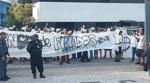 Torcida do Santos quebra portão e invade CT Rei Pelé - Imagem