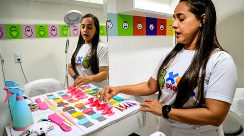 Xô piolhos e preconceito: empreendedora cria salão especializado em acabar com parasitas - Imagem