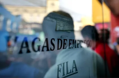 Desemprego no Brasil cai para 5,6% em julho, menor patamar da história