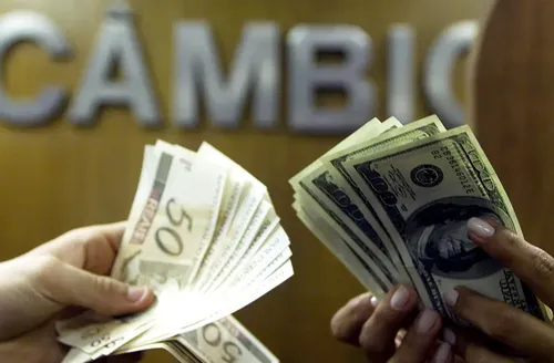 Dólar cai para R$ 5,31 após conversa entre Lula e Trump