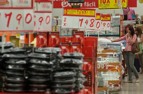 Juro médio cobrado das famílias sobe a 64% em junho, o maior em quase 10 anos