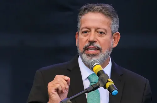 Lira sai fortalecido com votação do IR e admite disputa ao Senado