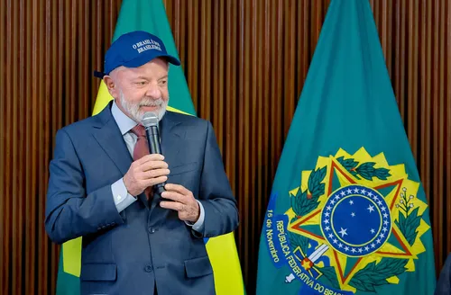 Lula reforça tom nacionalista com boné, novo slogan e recados contra tarifaço
