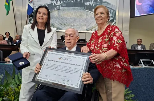 Milton Hênio é homenageado pela ALE com a Comenda Tavares Bastos
