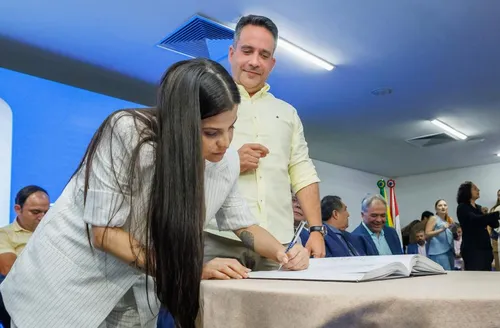 Paulo empossa novos secretários e anuncia concurso para várias carreiras