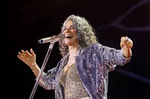 Simone canta o agora em show que chega a Maceió neste domingo