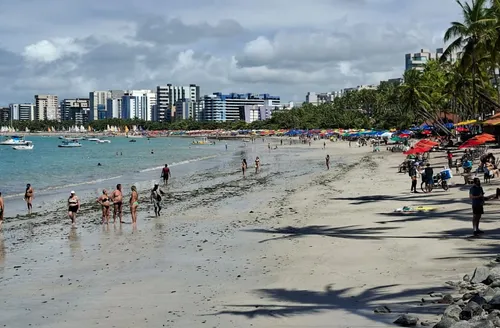 Sol movimentou orla de Maceió e impulsionou vendas de ambulantes no feriado