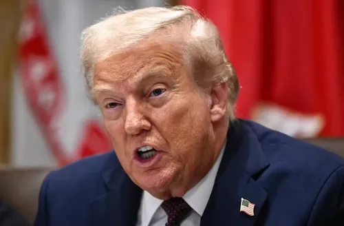 Trump anuncia mais um ataque a barco com ‘narcotraficantes’