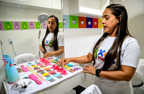 Xô piolhos e preconceito: empreendedora cria salão especializado em acabar com parasitas