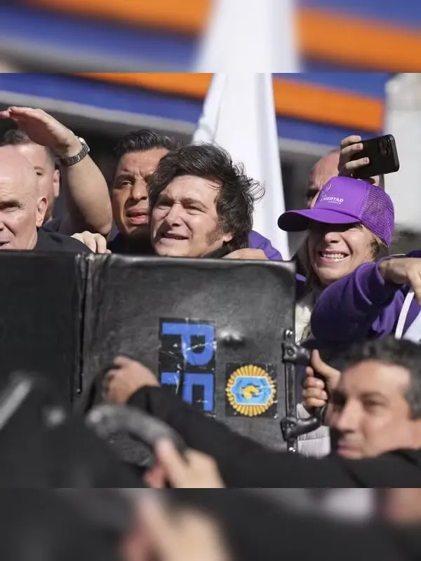 Manifestantes jogam pedras e garrafas em caravana de Milei
