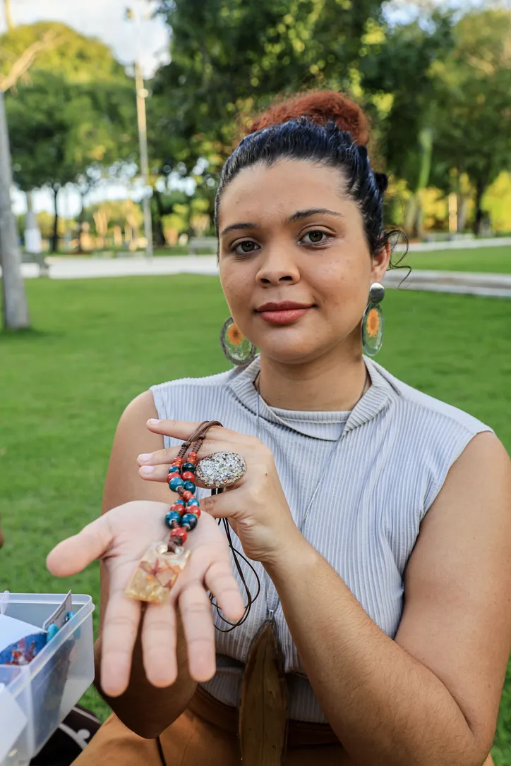 Giselly deu o primeiro passo ao sair pela vizinhança para vender as peças