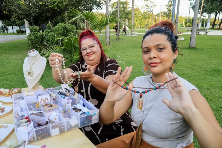 Tia e sobrinha exibem peças produzidas com resina
