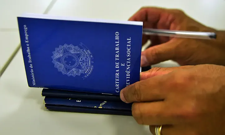 Salário médio real de admissão em agosto de 2025 atingiu R$ 2.295,01