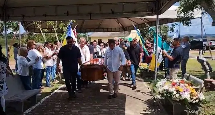 Corpo de Moacir Teófilo foi sepultado ontem, em Arapiraca, em clima de comoção; professor deixou legado na educação