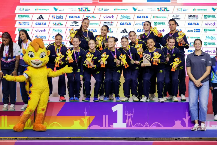 Atletas de handebol de Alagoas no pódio para a premiação
