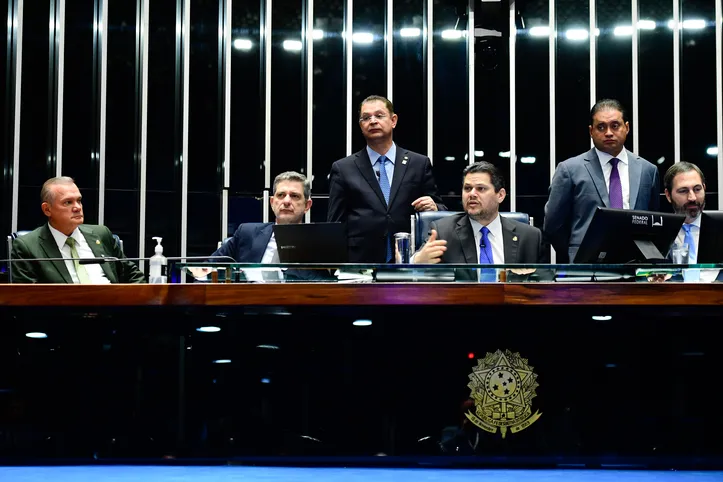 Após a desocupação da mesa, Alcolumbre retomou os trabalhos ontem no plenário do Senado


Na ordem do dia, projeto que assegura a isenção do Imposto de Renda para quem recebe até dois salários mínimos.

Mesa: 
senador Wellington Fagundes (PL-MT); 
senador Rogério Carvalho (PT-SE); 
lider do PL na Câmara dos Deputados, deputado Sóstenes Cavalcante (PL-RJ);
presidente do Senado Federal, senador Davi Alcolumbre (União-AP), conduz sessão; 
senador Weverton (PDT-MA);
secretário-geral da Mesa do Senado Federal, Danilo Augusto Barboza de Aguiar. 

Foto: Saulo Cruz/Agência Senado