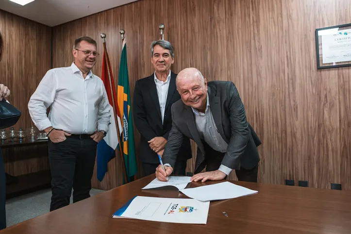 O superintendente do Sebrae Alagoas, DOMÍCIO SILVA, o diretor técnico, KEYLLE LIMA, e o presidente do Tribunal de Contas de Alagoas, FERNANDO TOLEDO, assinam acordo para acompanhar micro e pequenas empresas nas compras públicas