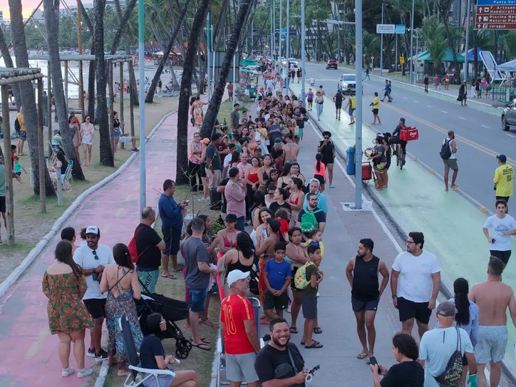 Sucesso do bolo no pote forma longas filas na orla