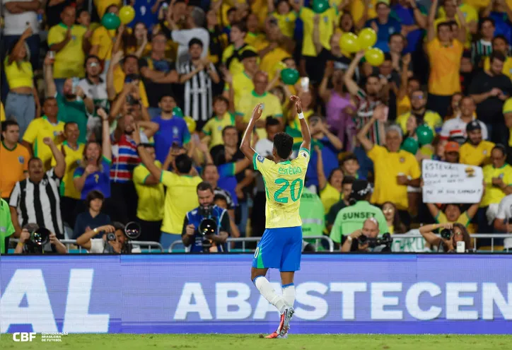 Estêvão comemora o gol marcado por ele, o primeiro do Brasil no jogo contra o Chile, nessa quinta