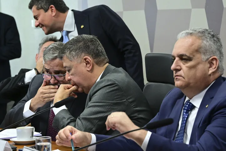 CPMI do INSS se reuniu ontem pela primeira vez e aprovou convocação de ex-gestores do órgão
O objetivo da comissão é investigar fraudes no Instituto Nacional do Seguro Social (INSS), envolvendo descontos irregulares em benefícios de aposentados e pensionistas. A CMPI é formada por senadores e deputados, num total de 32 titulares e igual número de suplentes. 

Mesa: 
deputado Zucco (PL-RS); 
senador Sergio Moro (União-PR);
deputado Paulo Pimenta (PT-RS);
presidente da CPMI - INSS, senador Carlos Viana (Podemos-MG);
relator da CPMI - INSS, deputado Alfredo Gaspar (União-AL).

Foto: Geraldo Magela/Agência Senado