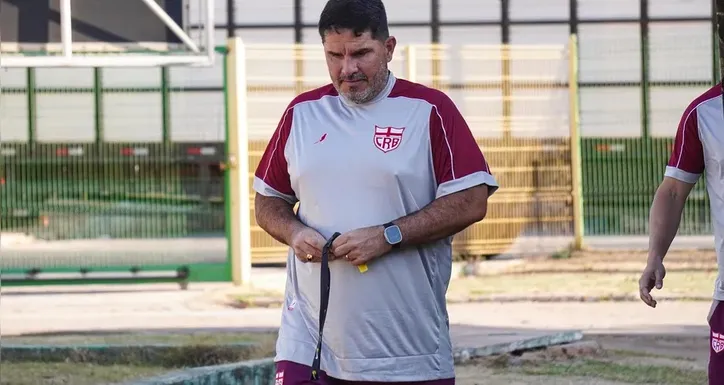 Técnico Eduardo Barroca assumiu o cargo de comandante do CRB no início da Série B deste ano
