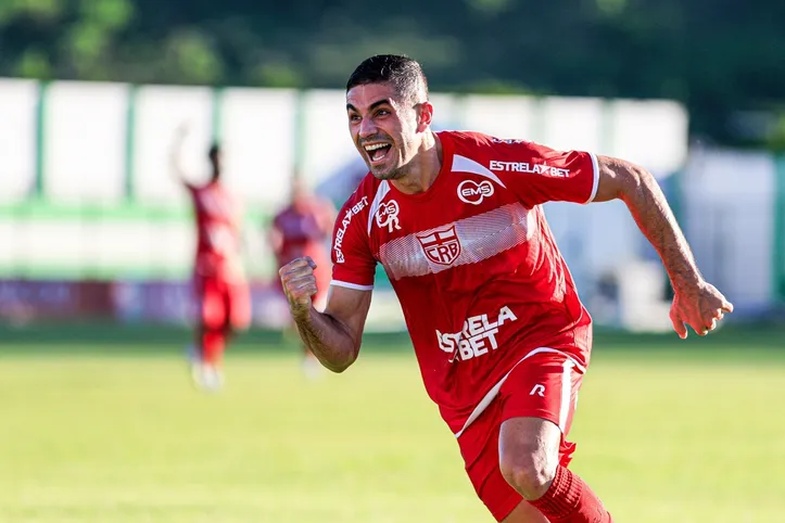 Gegê está entre os sete titulares que acertaram a permanência no CRB para a próxima temporada