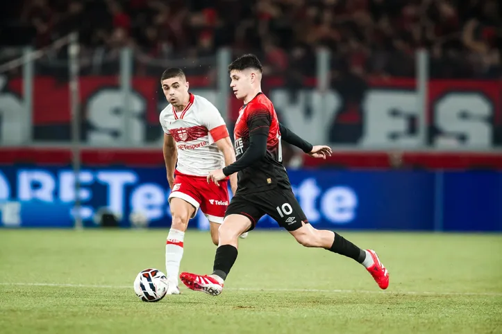 No primeiro turno da Série B o Athletico venceu o CRB por 2 a 0
