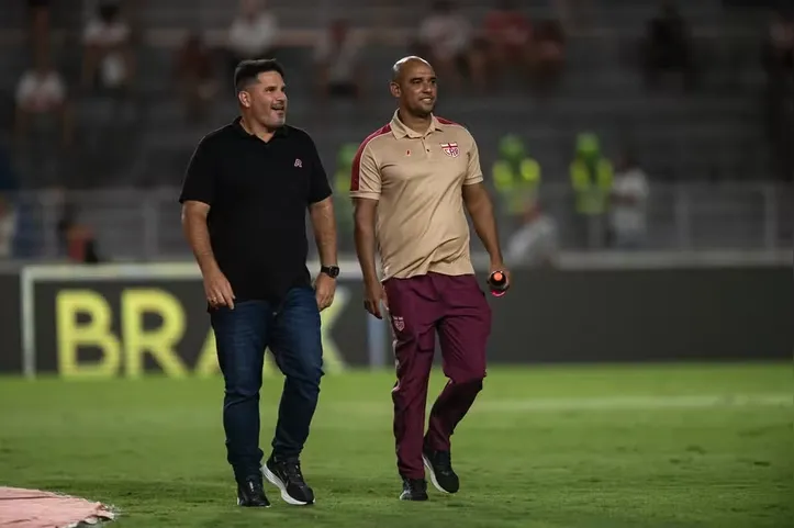 CRB do técnico Barroca (esq) conquistou mais uma vitória no Rei Pelé, na quarta, sobre o Bota-SP
