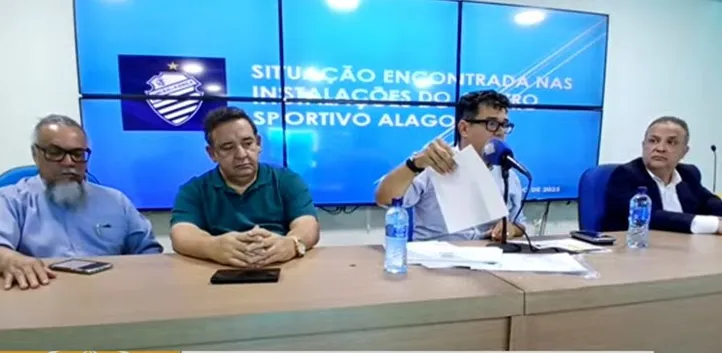Presidente interino do CSA (ao microfone), Ney Ferreira lamentou situação CSA: “Uma bagunça!”
