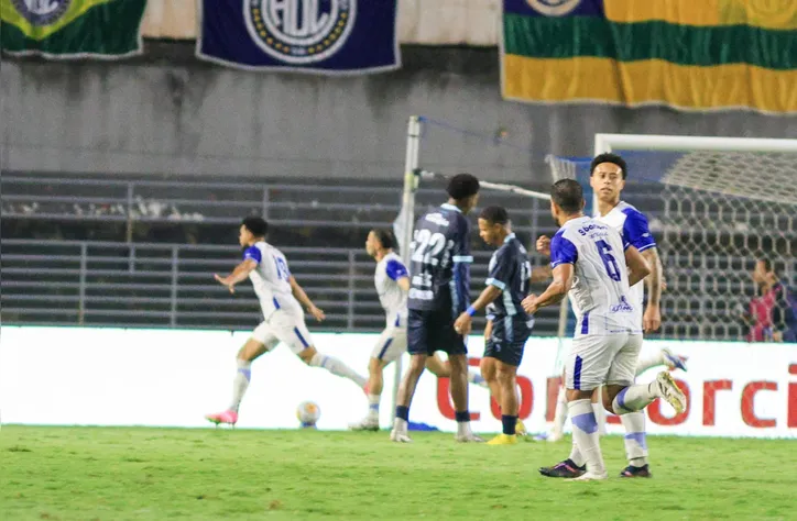 Jogadores do Confiança comemoram o gol marcado sobre o CSA, em pleno Estádio Rei Pelé: 1 a 0