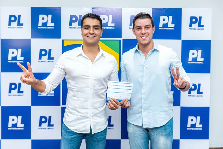 Com as mudanças no secretariado de JHC, suplente Caio Bebeto (ao lado do prefeito) ocupará vaga na Câmara Municipal