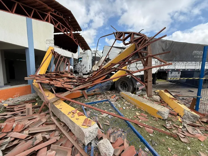 Veículo atingiu estrutura da escola, que estava vazia