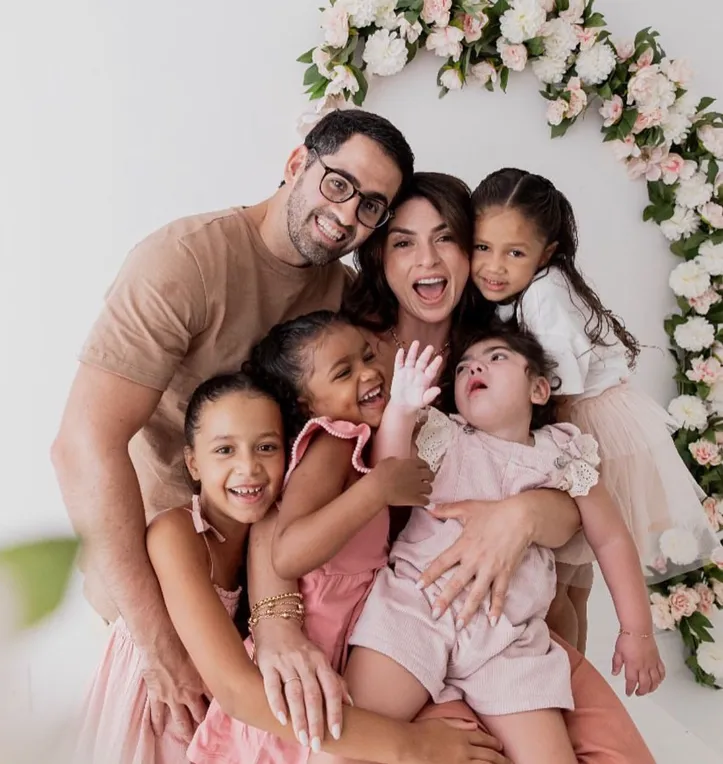 Renata e Pedro Darzi  decidiram adotar três irmãs biológicas