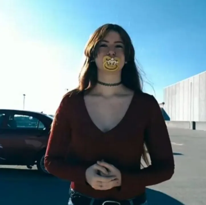 Imagem ilustrativa da imagem Chupeta, Labubu e mais: 5 itens da moda que resgatam a infância